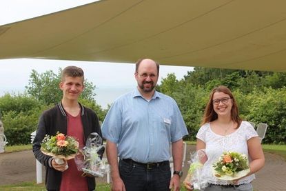 Roland Strawe (Mitte), stellvertretender Personalleiter und Ausbildungsbeauftragter der Schön Klinik Neustadt, gratuliert Philip Albrecht und Jasmin Klenke zur erfolgreich beendeten Ausbildung. Nicht im Bild der dritte erfolgreiche Absolvent Jary Dunst.
