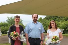 Roland Strawe (Mitte), stellvertretender Personalleiter und Ausbildungsbeauftragter der Schön Klinik Neustadt, gratuliert Philip Albrecht und Jasmin Klenke zur erfolgreich beendeten Ausbildung. Nicht im Bild der dritte erfolgreiche Absolvent Jary Dunst.