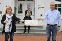 Sandra Redmann (lks.), Vorstandsvorsitzende der Stiftung Naturschutz Schleswig-Holstein, Hotelier Markus Schnoor und Julia Bünting vom Ostsee-Holstein-Tourismus bei der Übergabe der Spende.