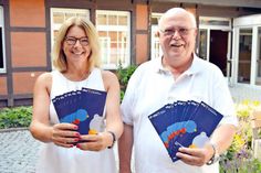 Gemeinsam mit Heinz-Klaus Drews, 1. Stellvertretender Bürgermeister der Gemeinde Ratekau, stellte Jutta Holweg, Leiterin der VHS Ratekau, das neue Herbstprogramm vor.