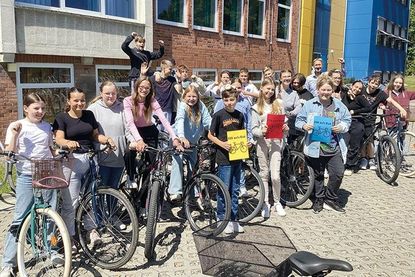 Schulleiter Torsten Hardt und seine Schüler können stolz auf sich sein: Bei der Projektwoche „Ein Tritt in die Zukunft“ ging es maßgeblich um eine Verminderung des CO2-Ausstoßes und darum, was jeder Einzelne bereits durch eine Veränderung in der Wahl seines Transportmittels von und zur Schule dazu beitragen kann.