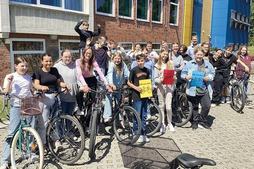 Schulleiter Torsten Hardt und seine Schüler können stolz auf sich sein: Bei der Projektwoche „Ein Tritt in die Zukunft“ ging es maßgeblich um eine Verminderung des CO2-Ausstoßes und darum, was jeder Einzelne bereits durch eine Veränderung in der Wahl seines Transportmittels von und zur Schule dazu beitragen kann.
