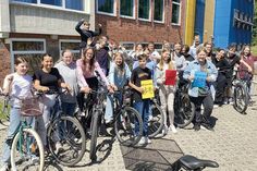 Schulleiter Torsten Hardt und seine Schüler können stolz auf sich sein: Bei der Projektwoche „Ein Tritt in die Zukunft“ ging es maßgeblich um eine Verminderung des CO2-Ausstoßes und darum, was jeder Einzelne bereits durch eine Veränderung in der Wahl seines Transportmittels von und zur Schule dazu beitragen kann.