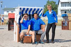 Sie blicken gemeinsam in die Zukunft: Tourismusleiterin Ulrike Dallmann, Veranstaltungsleiter Florian Uthoff und Auszubildender Emile Holst (v. re.).