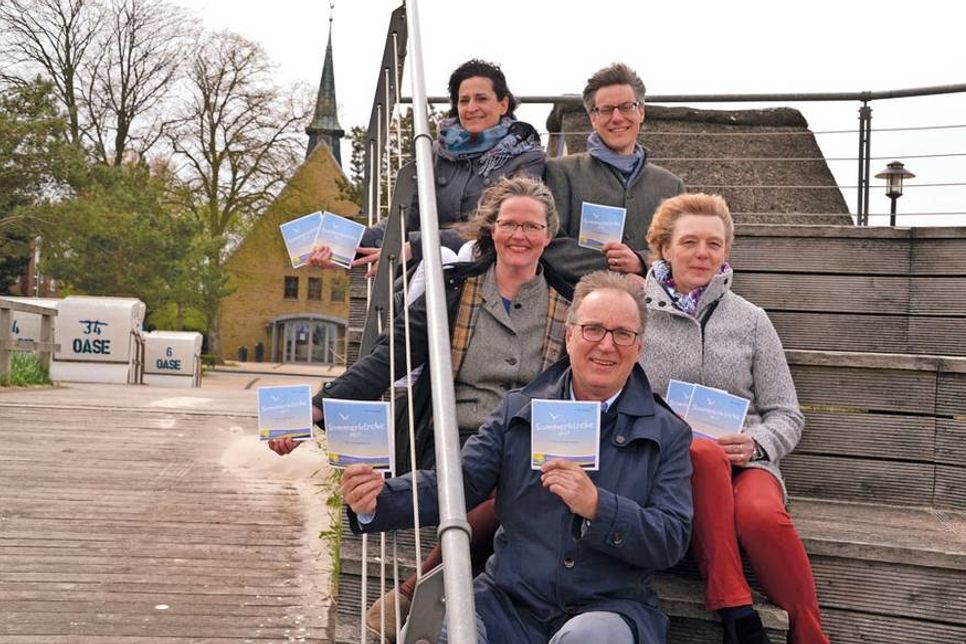 Silke Szymoniak (oben, l.), André Rosinski, Pastorin Katharina Gralla (Mitte, l.) und Heike Henningsen sowie Propst Peter Barz (vorne) präsentieren die neue Broschüre.