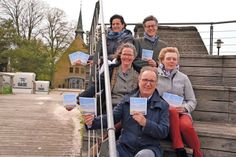 Silke Szymoniak (oben, l.), André Rosinski, Pastorin Katharina Gralla (Mitte, l.) und Heike Henningsen sowie Propst Peter Barz (vorne) präsentieren die neue Broschüre.