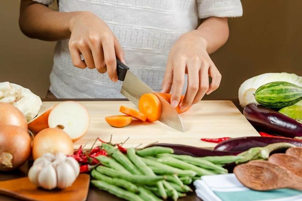 Möhren, Hülsenfrüchte, Knoblauch: Frisches Gemüse ist gesund und vitaminreich. Allerdings kann es den Körper nicht mit Vitamin B12 versorgen. Bei pflanzenbetonter Ernährung kann sich ein Vitamin-B12-Mangel entwickeln.