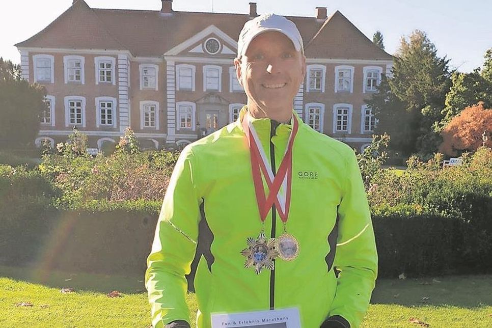 Vor historischer Kulisse auf Gut Güldenstein. Seit dem 10. Oktober gehört Alexander Hahn dem exklusiven 100. Marathon-Club an.