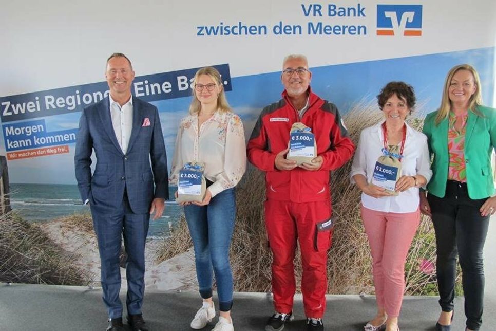 Spendenübergabe mit: Lars Nissen, Nele Zietz, Landfrauen, Martin Dethleff, DGzRS Rettungskreuzer, Margret Berner, Beistand am Lebensende, Anna Wiatrok (v. lks.).