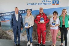 Spendenübergabe mit: Lars Nissen, Nele Zietz, Landfrauen, Martin Dethleff, DGzRS Rettungskreuzer, Margret Berner, Beistand am Lebensende, Anna Wiatrok (v. lks.).