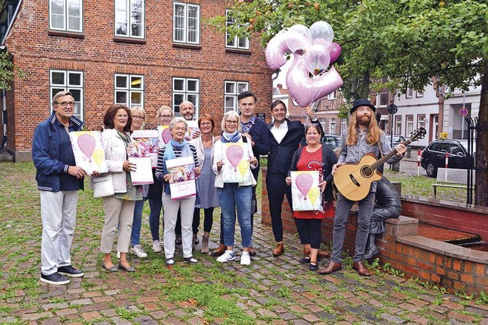 Christian Martin Lukas, Geschäftsführer der LTM (Mitte), seine Mitarbeiter und die ehrenamtlichen Mitwirkenden von Kirche, Vereine und Verbänden freuen sich auf das Fest-Wochenende rund um die St. Lorenz-Kirche. (Foto: René Kleinschmidt)