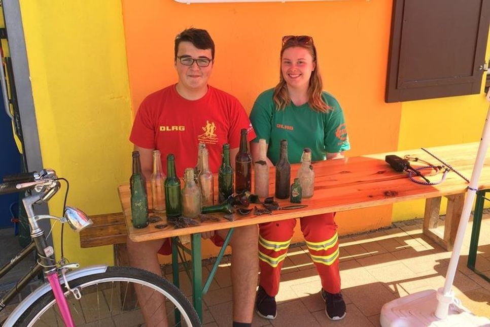 Rettungsschwimmer Arne Stoehr mit seiner DLRG-Kameradin Larissa Weber und der Ausbeute seiner Tauchgänge.