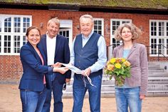 Offizielle Eröffnung des Gemeindearchivs im Strohdachhaus: Bürgermeisterin Hatice Kara (von links) und Hauptamtsleiter Martin Scheel mit Dr. Heiner Herde und Melanie Zühlke. (Foto: René Kleinschmidt)