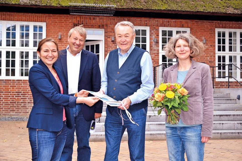 Offizielle Eröffnung des Gemeindearchivs im Strohdachhaus: Bürgermeisterin Hatice Kara (von links) und Hauptamtsleiter Martin Scheel mit Dr. Heiner Herde und Melanie Zühlke. (Foto: René Kleinschmidt)