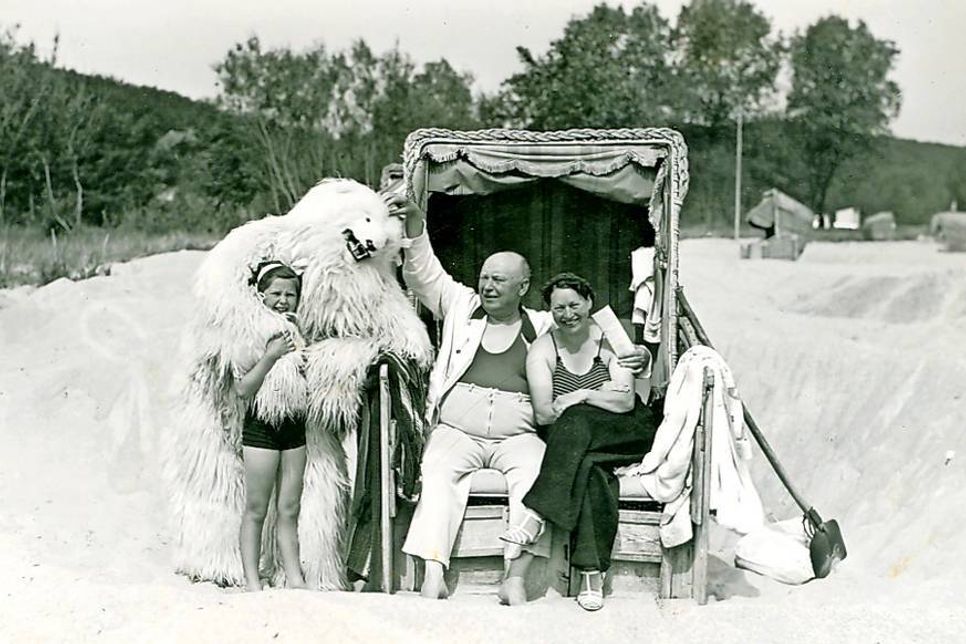Dieses alte Foto aus dem Jahre 1938 zeigt eine Familie am Strand mit dem Eisbären, der damals als Maskottchen und beliebtes Fotomotiv in Niendorf/Ostsee unterwegs war. (Foto: Gemeindearchiv)