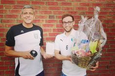 Der Vorstand gratuliert Thomas Rüdiger (re.) und bedankt sich durch den Fußball-Obmann Jokki Schöning für den Einsatz und die jahrelange Treue.