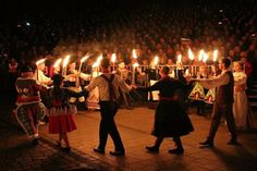 Traditioneller Fackeltanz auf der Abschlussveranstaltung des europäischen folklore festivals.