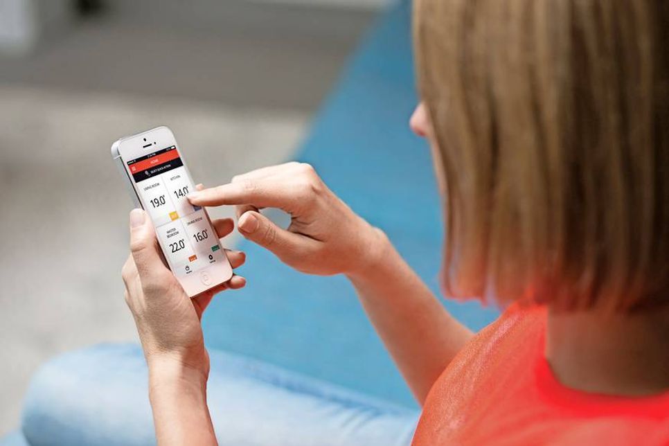 Per App kann man sich überzeugen, ob zu Hause alles in Ordnung ist oder auch die Temperaturen der Wohnräume einstellen. Foto: djd/honeywell