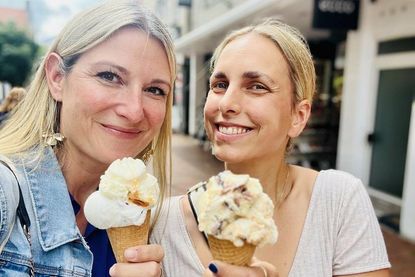 Darf es mal ein Eis sein? Die Ostsee-Perlen Gesche Muchow (lks.) und Kristina Kolbe sagen ja.