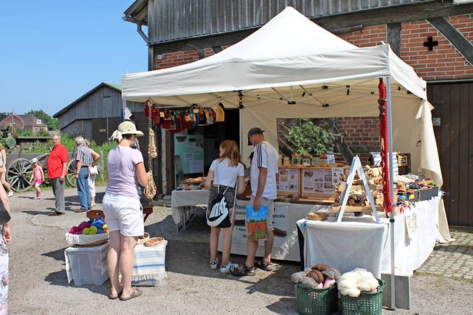 Marktstände lockten mit Naturprodukten.