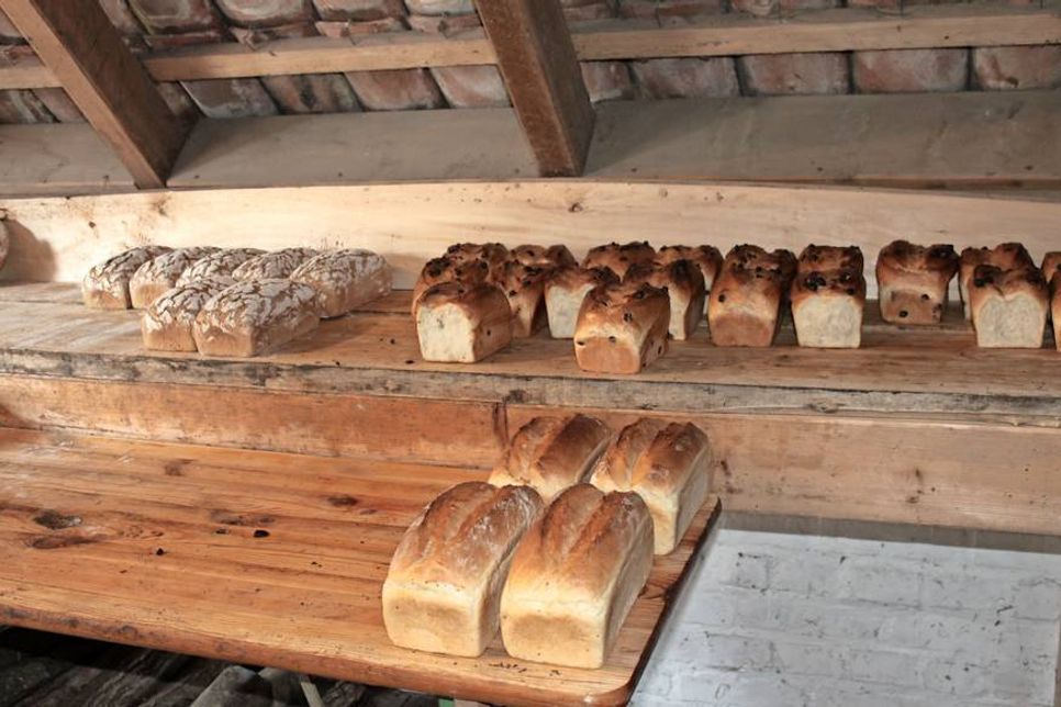 Frisch aus dem Lehmbackofen: Brot wie vor 200 Jahren.