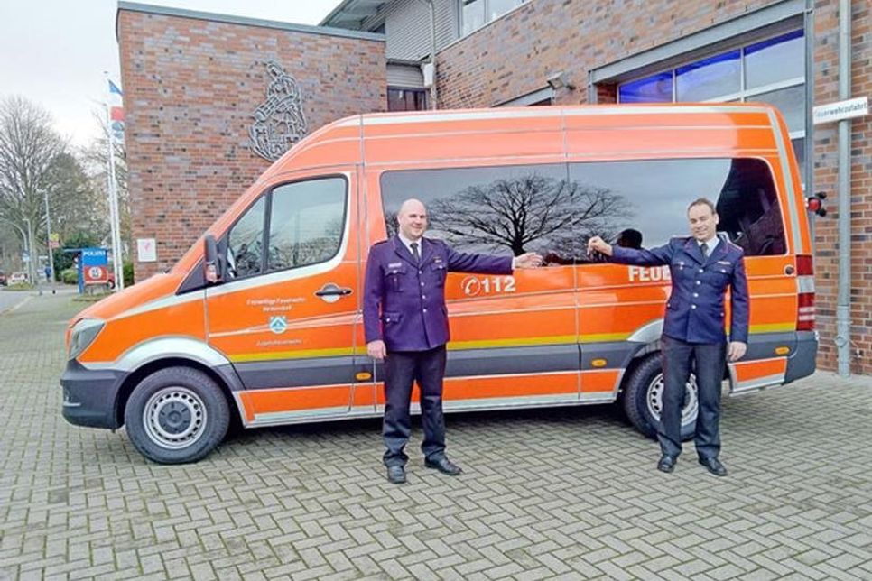 Jugendfeuerwehrwart Nils Büchner (li.) erhält den Fahrzeugschlüssel vom Vorsitzenden des Fördervereins der Jugendfeuerwehr Heikendorf e.V. Jan Benk.