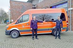 Jugendfeuerwehrwart Nils Büchner (li.) erhält den Fahrzeugschlüssel vom Vorsitzenden des Fördervereins der Jugendfeuerwehr Heikendorf e.V. Jan Benk.
