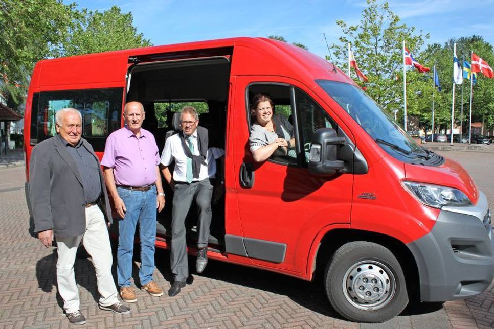 Stellten den Bürgerbus vor: Bürgermeister Hartmut Poetzel aus Kabelhorst, Lensahns Bürgervorsteher Wolfgang Schüller, Amtsvorsteher Klaus Winter und Stefanie Schmidt vom Amt Lensahn (v. lks.).