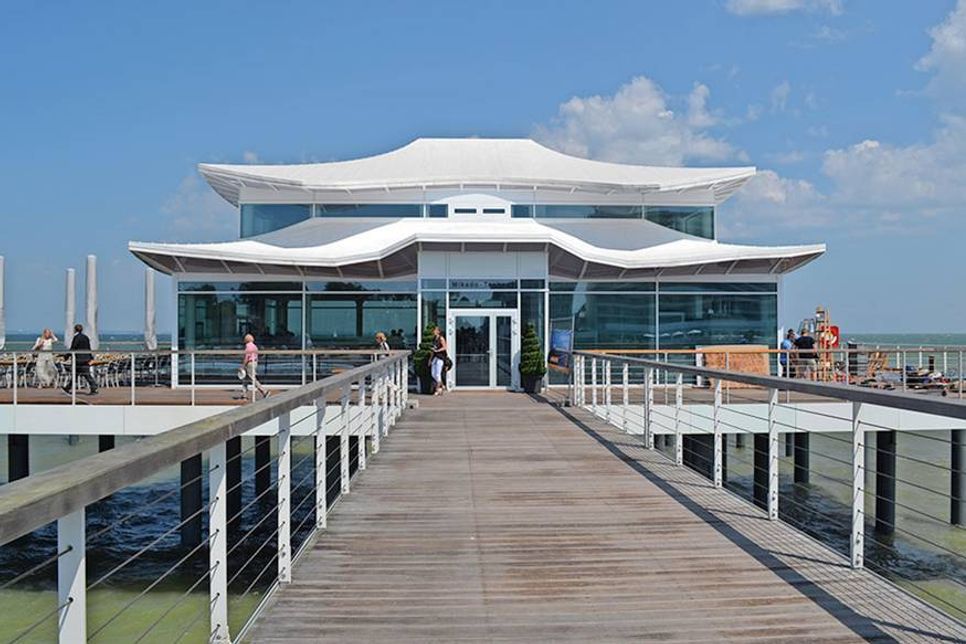 Das Teehaus auf der Seeschlösschen-Seebrücke ist undicht, was zu Windzug und bei starkem Regen auch zu Feuchtigkeit führen kann. Diese Aufnahme entstand am Tage der Eröffnung, am 10. Juli 2014. (Foto: René Kleinschmidt)
