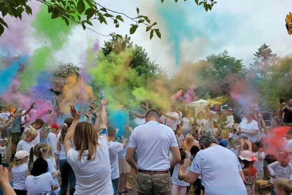 Auf den Sommerfesten der jeweiligen Einrichtungen wurde die bunte Vielfalt durch eine spektakuläre Holi-Couleur-Aktion symbolisiert.