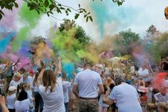 Auf den Sommerfesten der jeweiligen Einrichtungen wurde die bunte Vielfalt durch eine spektakuläre Holi-Couleur-Aktion symbolisiert.