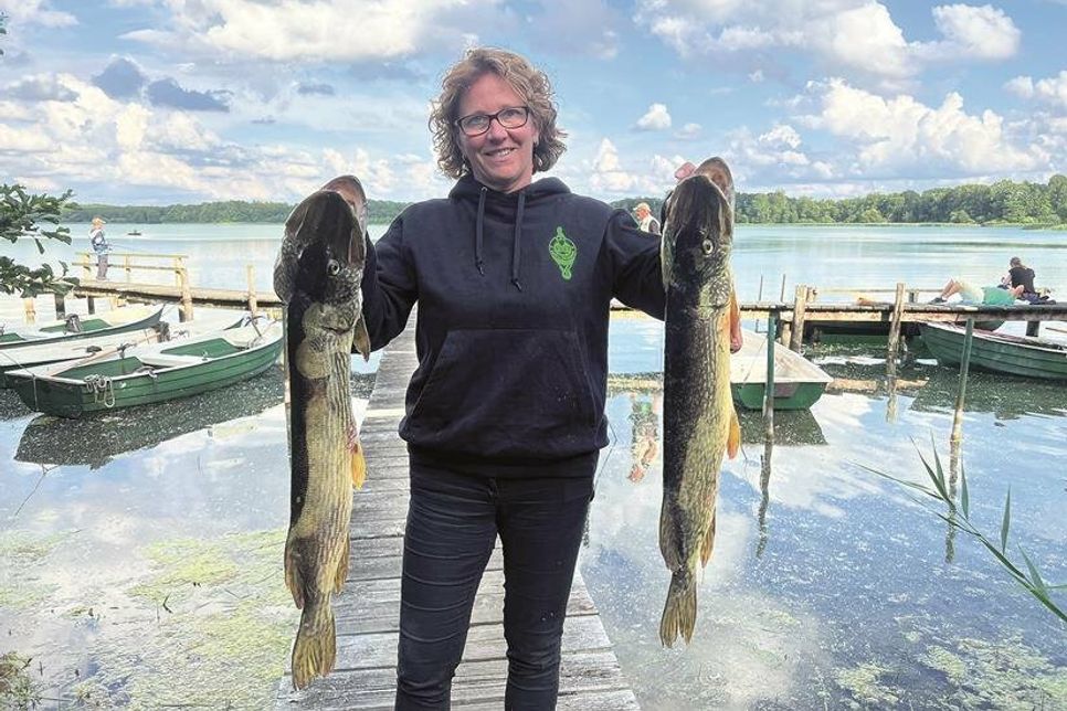 Die 55-jährige Sabine Volkmann aus Meldorf gewann am Samstag das Gästefischen des Sportfischervereins Plön und Umgebung mit diesen beiden stattlichen Hechten aus dem Schluensee.