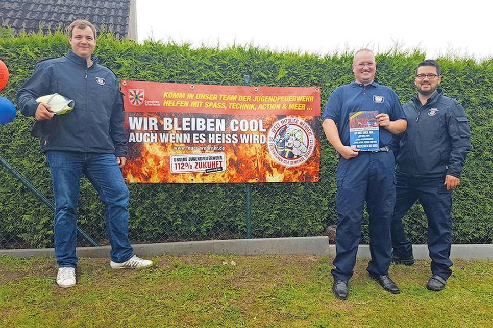 Stefan Gradert (von links), Mark Nitsch und Gemeindewehrführer Patrick Bönig freuen sich über eine erfolgreiche Nachwuchsgewinnung. (Foto: Feuerwehr)