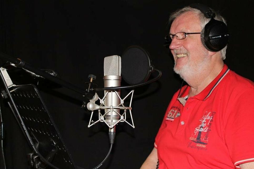 Heinrich Evers bei Aufnahmen im Tonstudio. Evers ist Plattdeutschautor und Plattdeutschbeauftragter des Kreises Ostholstein.