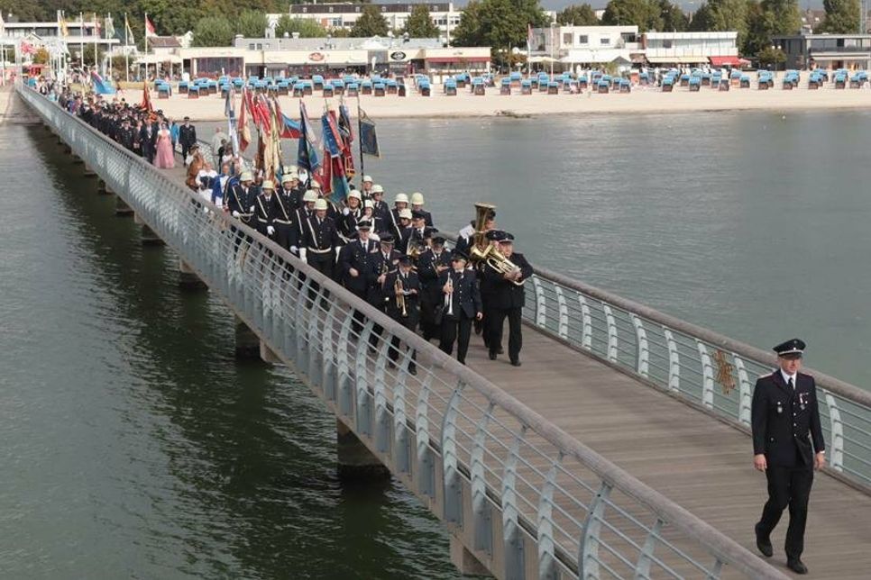 Festumzug auf der Seebrücke.