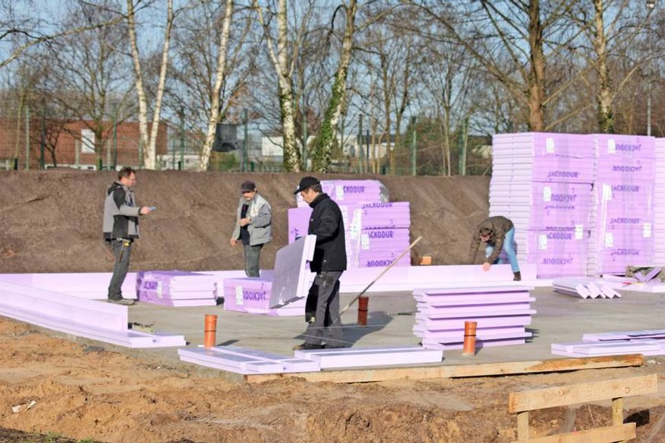 Eine Bodenplattendämmung verhindert Wärmeverluste und sollte zur Neubauplanung eines Eigenheims in jedem Fall dazu gehören. (Foto: djd/Jackon Insulation)