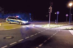 Streifenwagen sperrten die B 76 in der Nacht zu Dienstag weiträumig vor dem Timmendorfer Waldfriedhof ab.