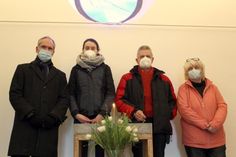 Pastor Arnd Heling, Johanna Gibbe, Bürgermeister Winfried Saak und stellvertretende Bürgermeisterin Bärbel Seehusen (v. lks.).