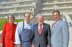 In der Dana-Ostsee-Seniorenresidenz wurde am Sonntag der 10. Geburtstag gefeiert mit Residenzleitung Susanne Schmidt, Sterne-Koch Wahabi Nouri, Bürgervorsteher Sönke Sela und Dana Geschäftsführer Dr. Yazid Shammout (v. lks.).