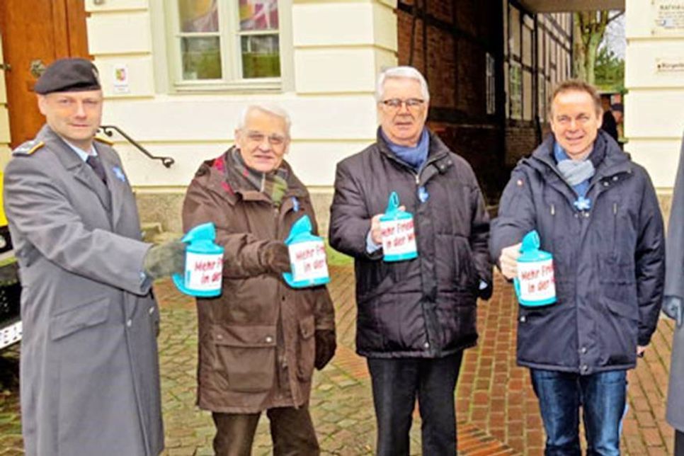 Sammelten eine Spende „gegen das Vergessen“ (v.l.): Major Stefan Zimmermann, Hans Hartert vom Volksbund, Kreispräsident Ulrich Rüder, Bürgermeister Carsten Behnk, Hauptmann Matthias Simon und Bürgervorsteher Dieter Holst.
