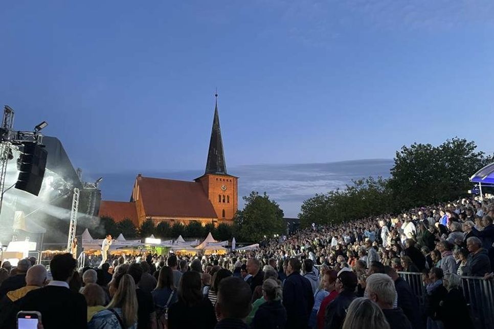 Der Neustädter Marktplatz platzte aus allen Nähten, als Alex C. mit seinem Orchester die Bühne rockte.