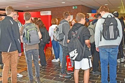 Auf der Messe herrschte reger Andrang, weil nicht nur Schüler und Schülerinnen aus Oldenburg, sondern aus dem ganzen nördlichen Kreis Ostholstein die Möglichkeit nutzten, sich direkt aus erster Hand zu informieren. Etwa 500 waren von externen Schulen dort, 200 von der Beruflichen Schule in Oldenburg i.H.