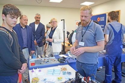 Landrat Timo Gaarz, Stefan Tech, Berufsberatung der Agentur für Arbeit in Lübeck und Schulleiterin Ilona Hartmann am Stand von Logica Medizintechnik GmbH