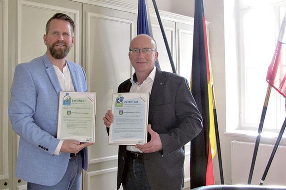Bürgermeister Martin Voigt (rechts im Bild) erhält die Ökozertifikate von Lars May.