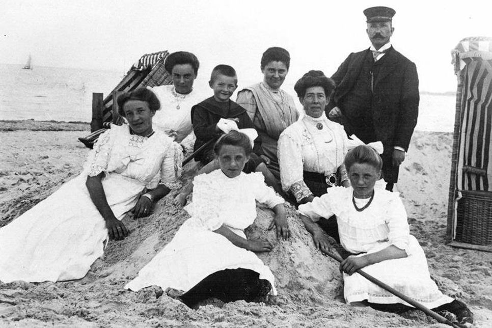 Scharbeutzer Badegäste in feiner Strandmode 1905. (Foto: Regionalmuseum der Gemeinde Scharbeutz)