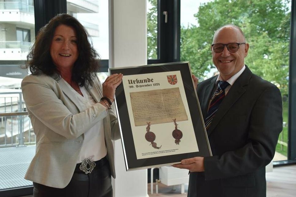 Bürgermeisterin Bettina Schäfer beim Überreichen der Urkunde an den Scharbeutzer Dorfvorsteher Fred-Michael Pätau im September 2021. (Foto: René Kleinschmidt)