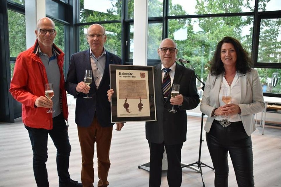 Frank Redeker (von links), Ulrich Mark und Fred-Michael Pätau vom Dorfvorstand Scharbeutz mit Bürgermeisterin Bettina Schäfer. (Foto: René Kleinschmidt)