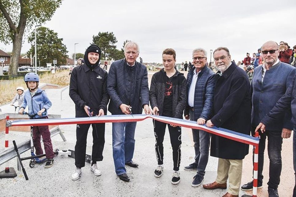 Feierliche Einweihung des Skateparks: Ostholsteins Landrat Reinhard Sager, Bürgermeister Volker Owerien, Kreispräsident Harald Werner und Skater beim obligatorischen Zerschneiden des Bandes.