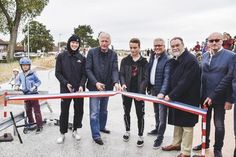 Feierliche Einweihung des Skateparks: Ostholsteins Landrat Reinhard Sager, Bürgermeister Volker Owerien, Kreispräsident Harald Werner und Skater beim obligatorischen Zerschneiden des Bandes.
