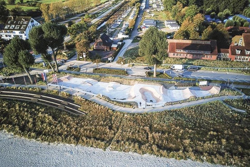 Der fast 1.000 Quadratmeter große Skatepark in Scharbeutz wurde optimal in der Dünenlandschaft eingefügt. (Foto: Gemeinde Scharbeutz)